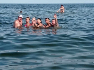 Kilka osób kąpiących się w morzu 